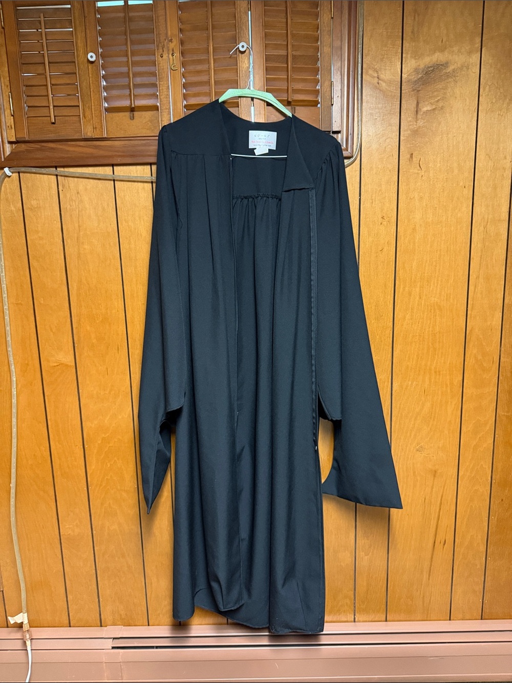 Black Masters Cap + Gown (6’-0” to 6’-2”)